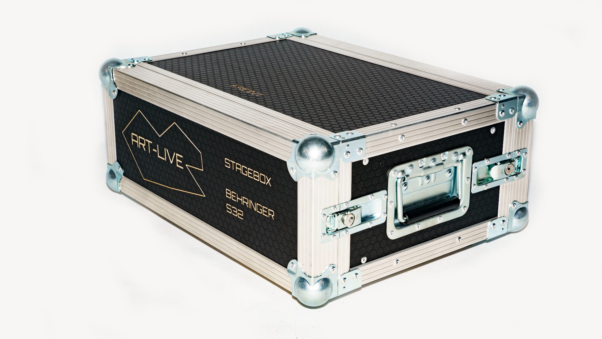 Profesjonalna skrzynia transportowa ART-LIVE na sprzęt Stagebox Behringer S32 z metalowymi okuciami narożnymi i uchwytami, na białym tle.