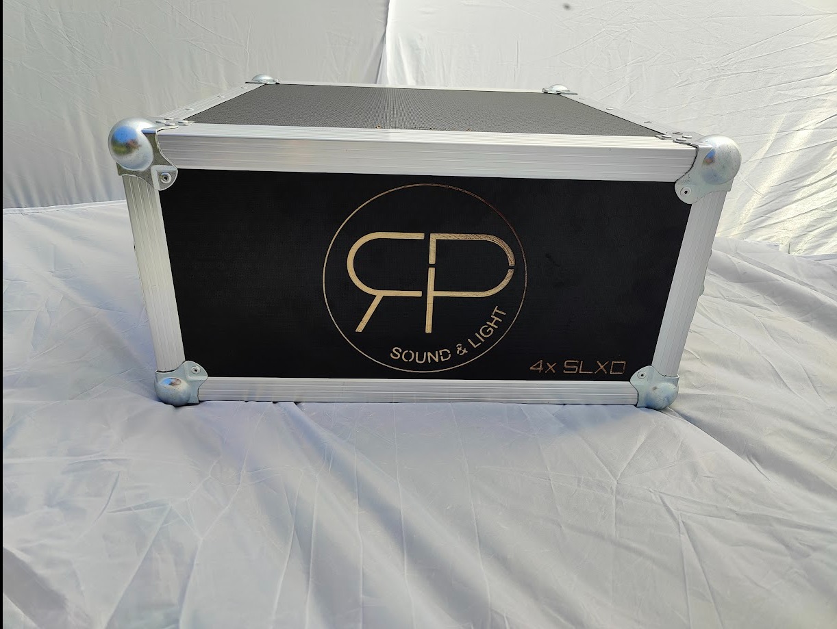 Metalowa skrzynia transportowa z logo 'RP Sound & Light' i napisem '4x SLXD' na czarnym tle, zabezpieczona srebrnymi narożnikami.