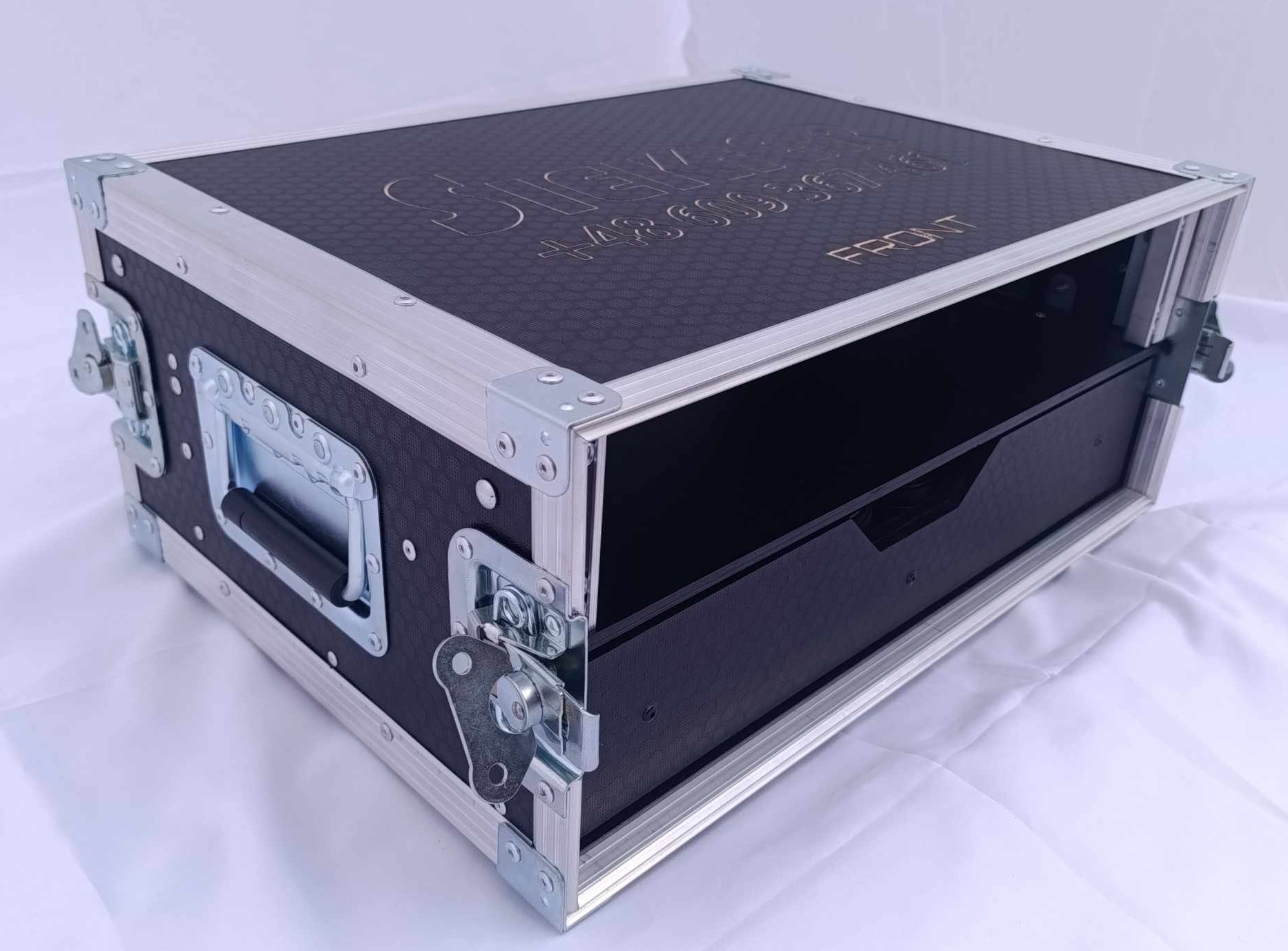 Profesjonalna, czarna skrzynia transportowa z aluminiowymi okuciami i wysuwaną szufladą, z widocznym logo i numerem telefonu na górnej powierzchni.