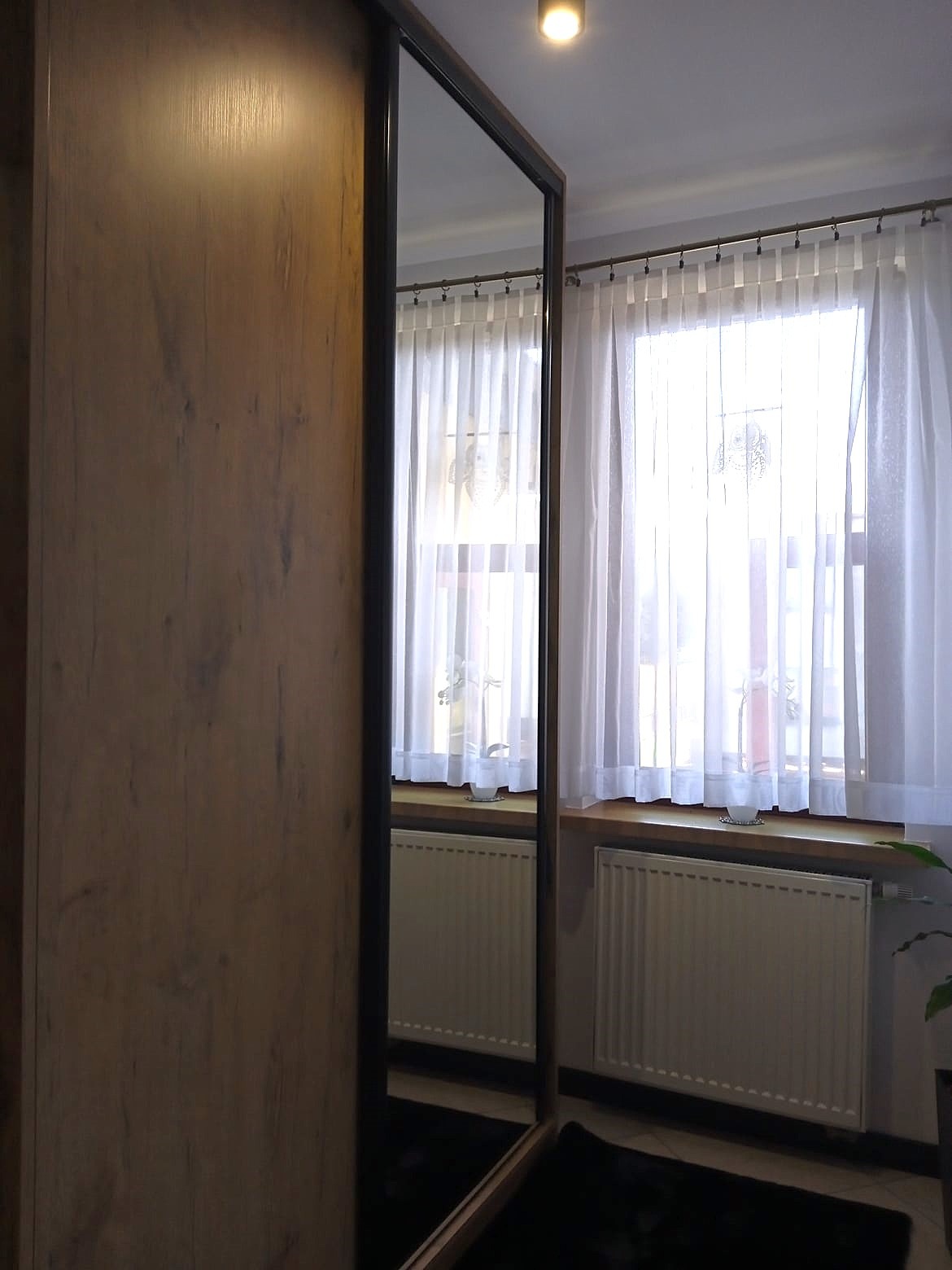 Szafa przesuwna dwudrzwiowa.