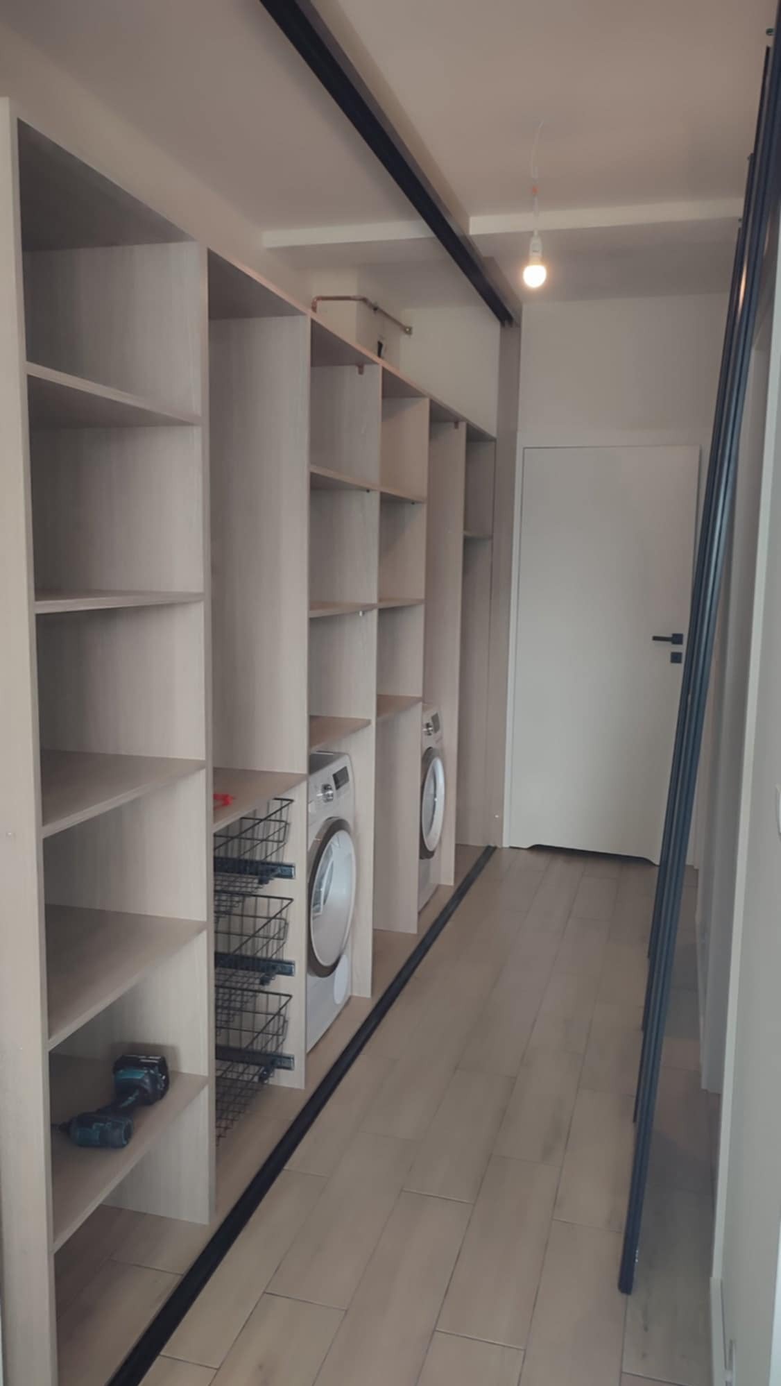 Wnętrze szafy przesuwnej .