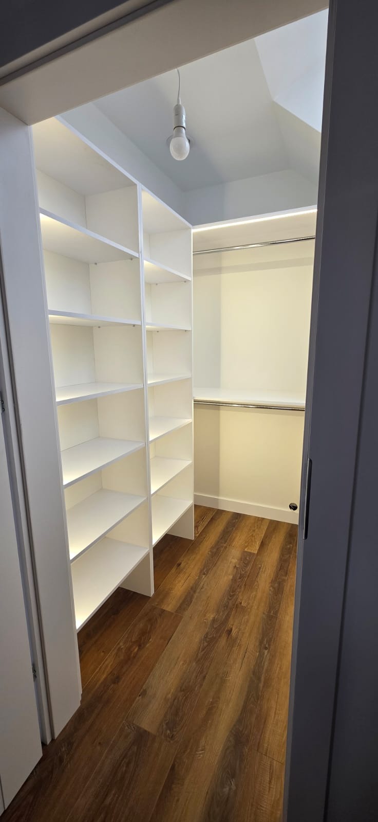 Zabudowa garderoby z ledami.