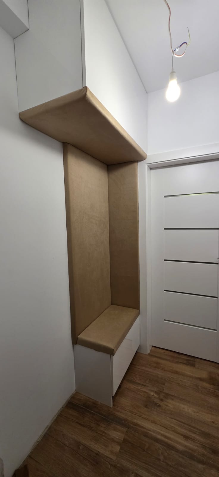 Mały przedpokój może wyglądać elegancko.