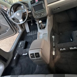 NOVA Detailing - Wnętrze samochodu marki Volkswagen we Wrocławiu, z widocznym odkurzonym dywanem podłogowym po demontażu foteli, przygotowane do dalszych prac.