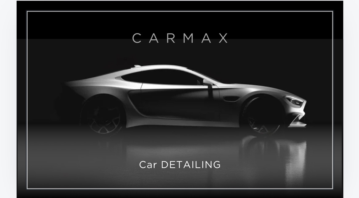 Czarno-białe ujęcie sportowego samochodu marki Carmax, prezentujące detale karoserii w studiu z efektem lustrzanego odbicia na podłożu.