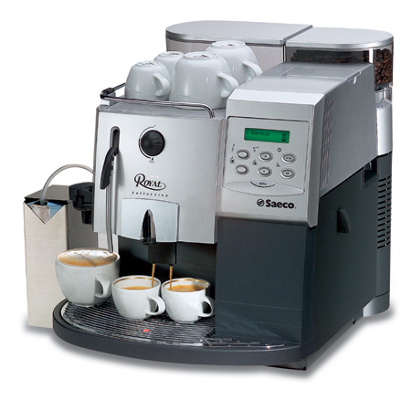 Profesjonalny ekspres do kawy Saeco Royal Cappuccino przygotowuje espresso i cappuccino do filiżanek; widoczne ziarna kawy w pojemniku.