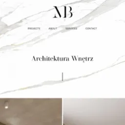 Strona internetowa z białym marmurowym tłem, logo firmy AB, menu nawigacyjne i napisem Architektura Wnętrz, z elementami wnętrz w dolnej części.