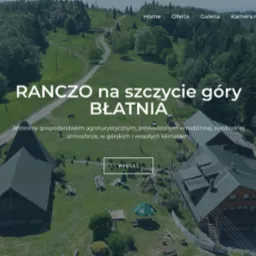 Strona internetowa z widokiem na górski krajobraz i budynki rancza Błatnia, z menu nawigacyjnym u góry i tekstem opisującym agroturystykę.