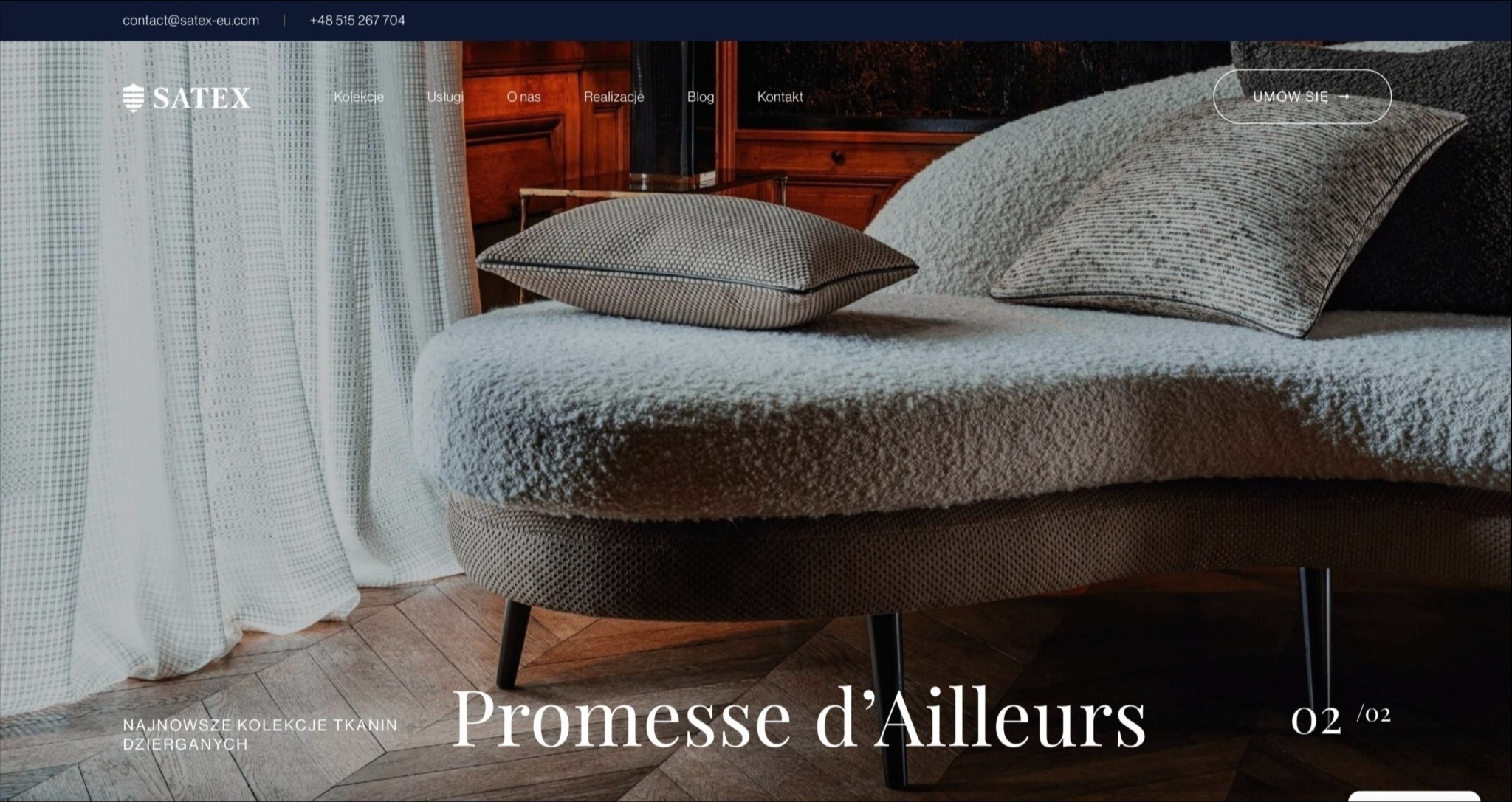 Strona internetowa firmy SATEX prezentująca kolekcję tkanin dzierganych, z widocznym fragmentem sofy obitej tkaniną i zasłonami, minimalistyczny design.