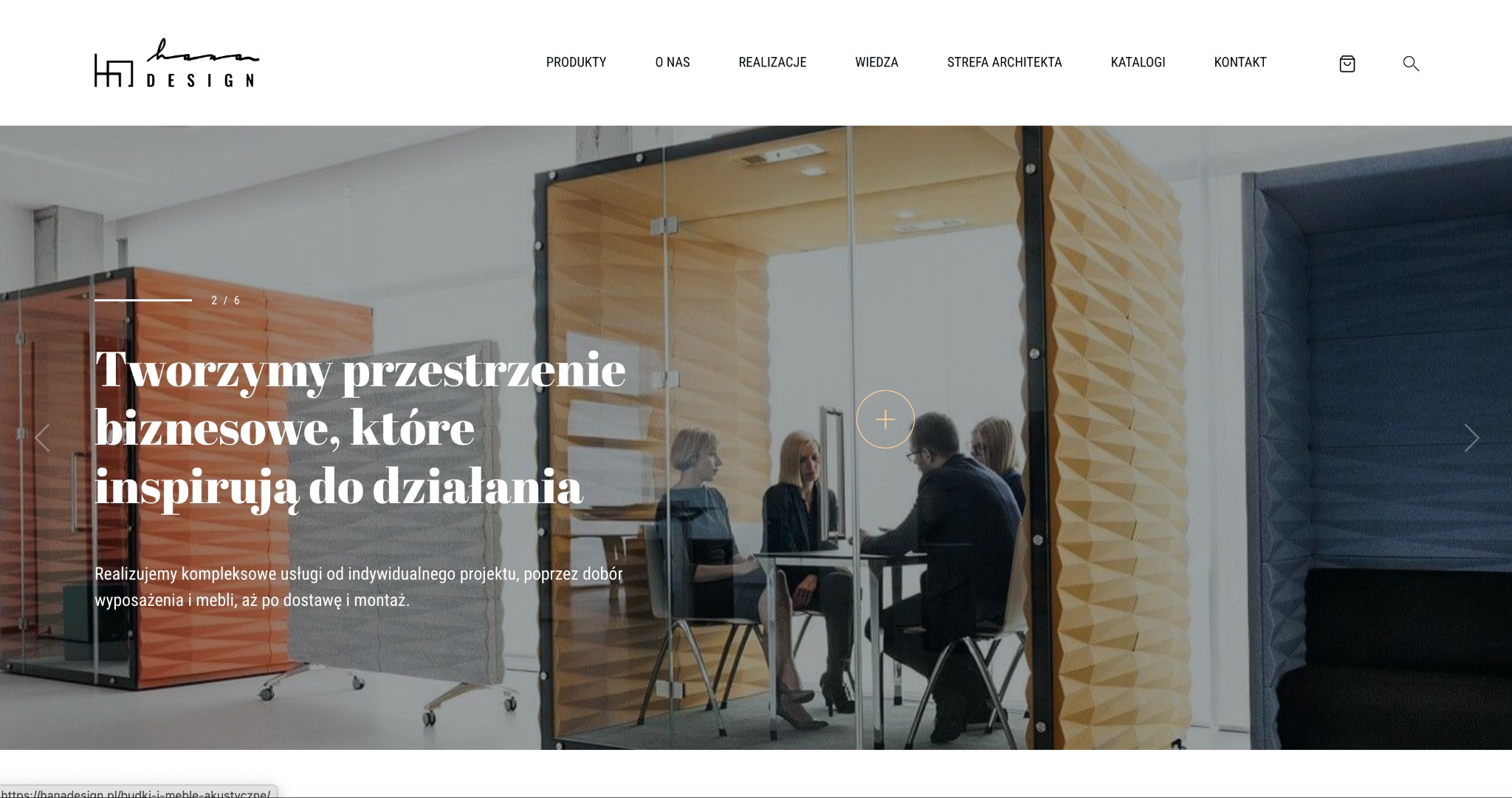 Zdjęcie przedstawia wnętrze biura z akustycznymi kabinami do spotkań. W jednej z nich odbywa się spotkanie biznesowe czterech osób. Kabiny mają geometryczny wzór na ścianach i przeszklone fronty.