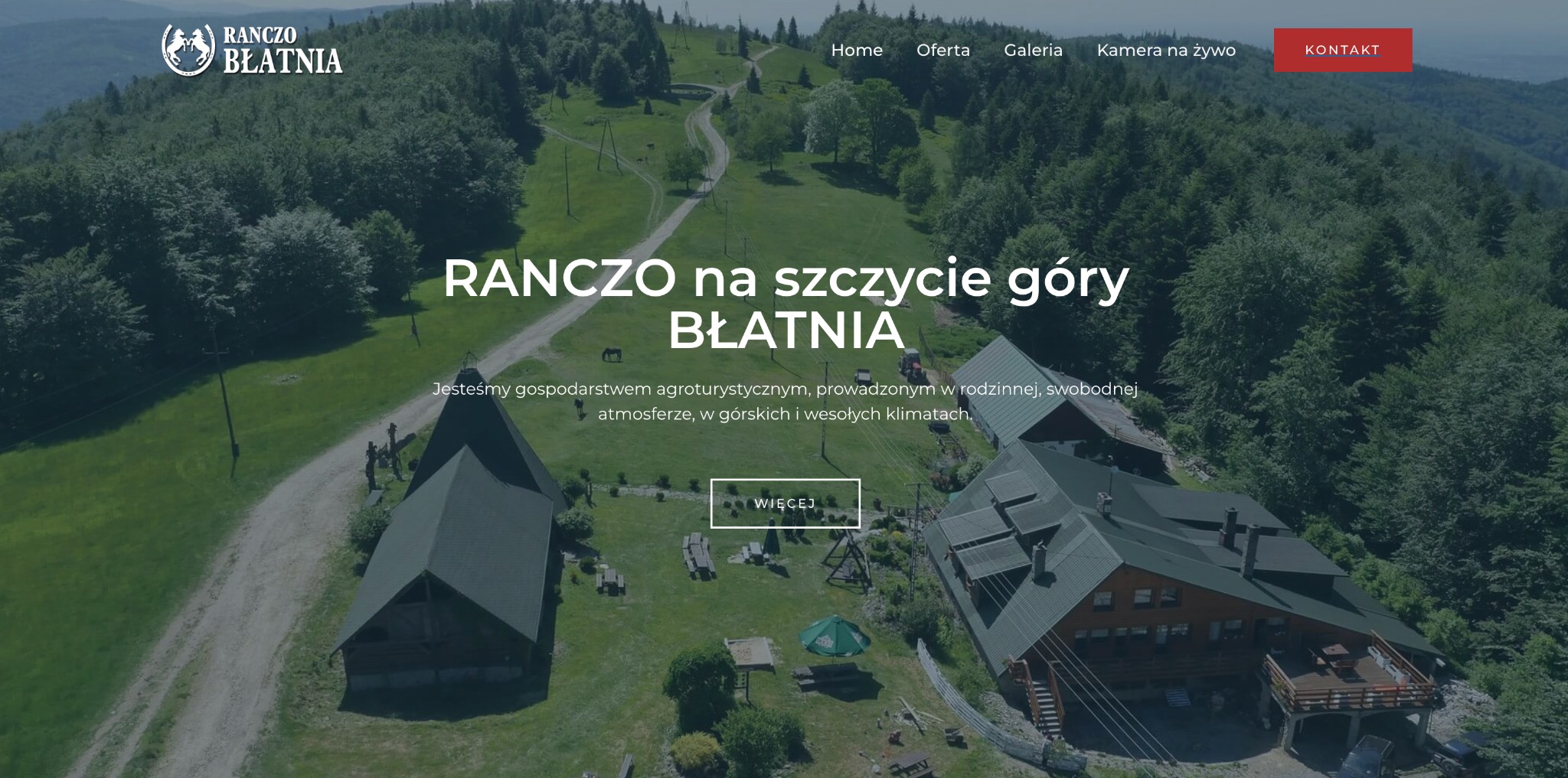 Strona internetowa z widokiem na górski krajobraz i budynki rancza Błatnia, z menu nawigacyjnym u góry i tekstem opisującym agroturystykę.