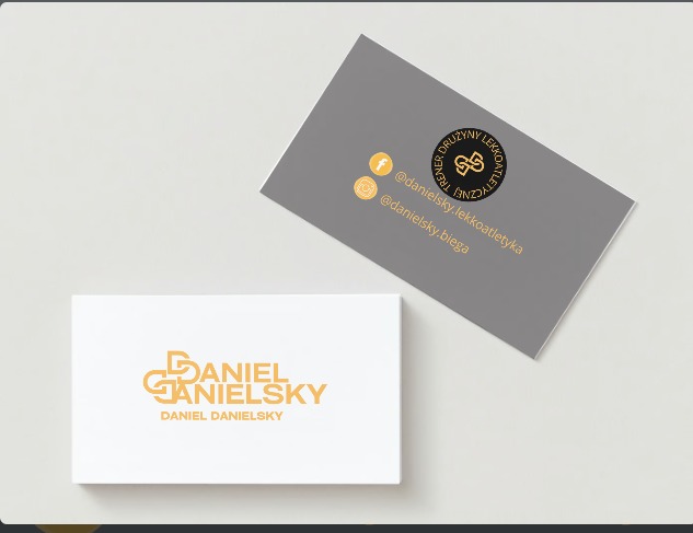 Dwie wizytówki z logo i danymi kontaktowymi trenera lekkoatletyki Daniela Danielsky'ego, ułożone na jasnym tle.