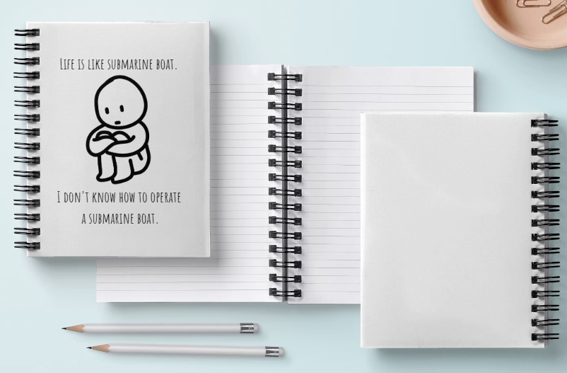 Układ trzech spiralnych notatników na jasnoniebieskim tle, jeden z rysunkiem i tekstem 'Life is like submarine boat. I don't know how to operate a submarine boat.', dwa o gładkich okładkach...