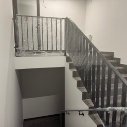 Balustrada do biura, oraz poręcz. Stal węglowa, lakierowana proszkowo.