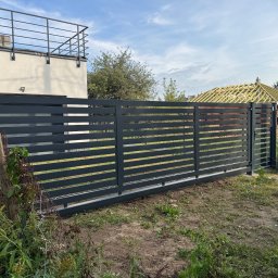 Brama przesuwna, stal węglowa cynkowana ogniowo, + furtka + balustrada na balkon. Całość lakierowana proszkowo, antracyt. 