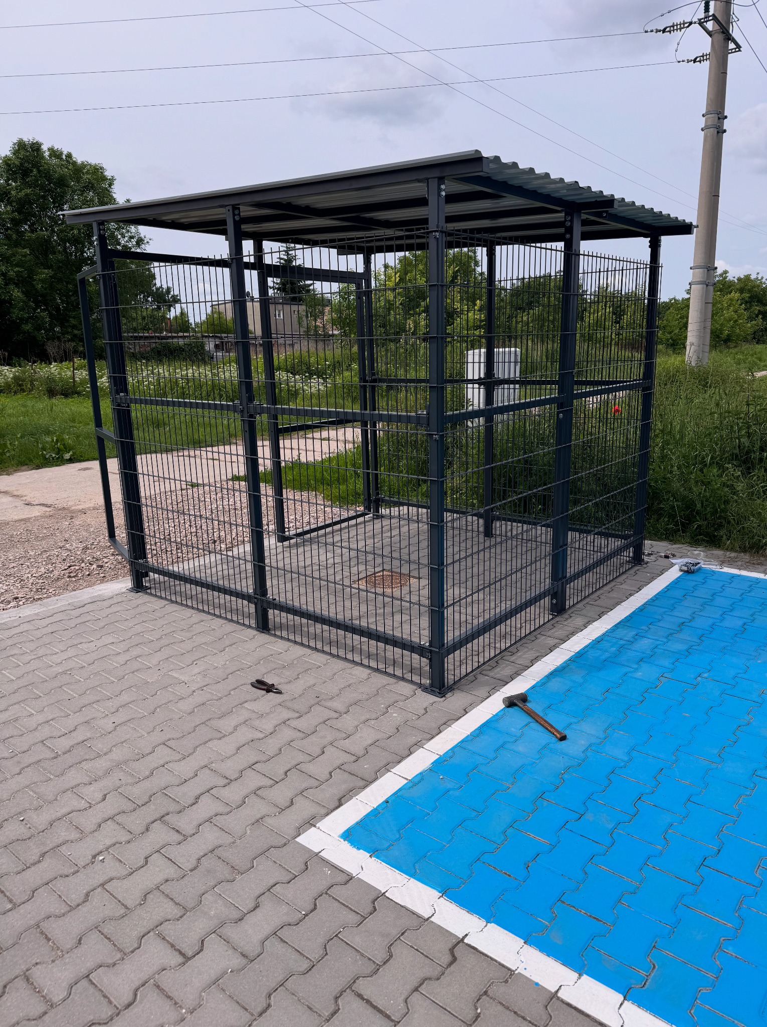 Mała wiata a cieszy klienta :) Solidność.