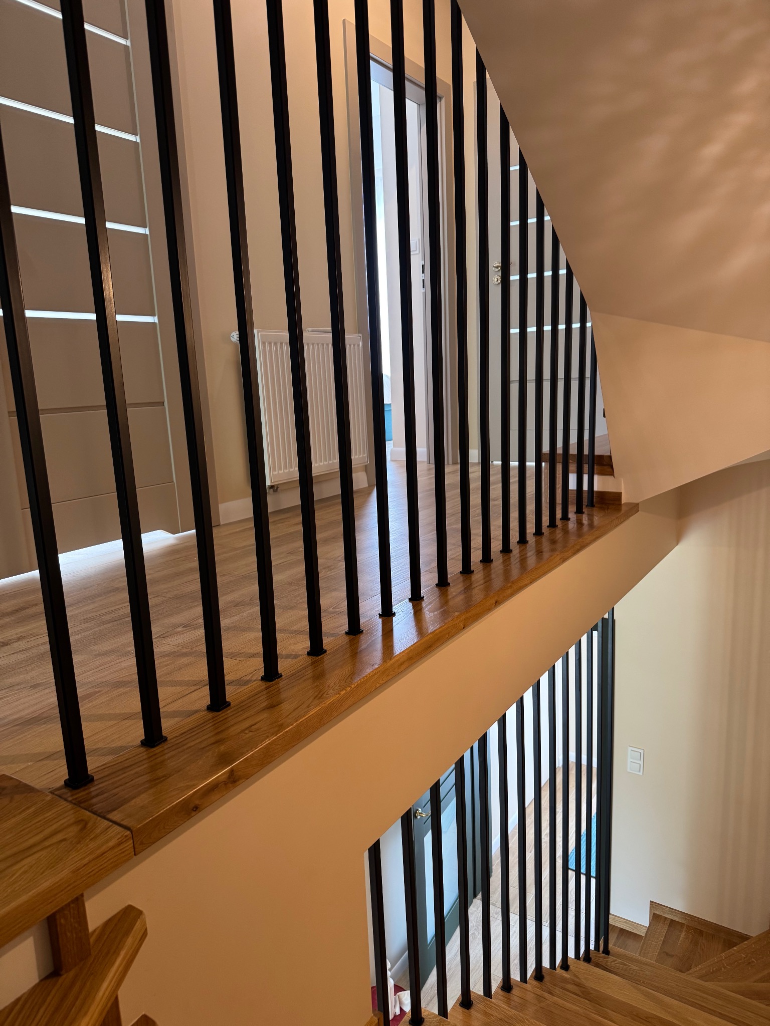 Balustrada typu 'harfa' mocowanie bez widocznych elementów montażowych. Stal węglowa lakierowana proszkowo.