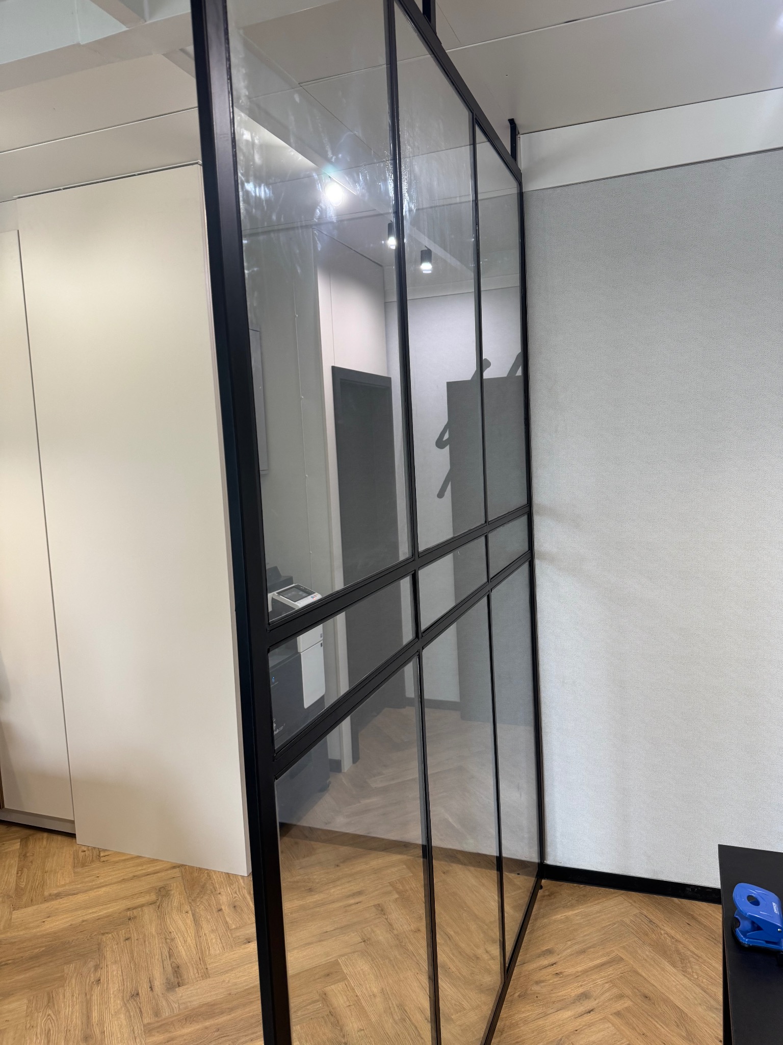 Ścianka loftowa ze szkłem klejonym. Stal węglowa, lakierowana proszkowo.