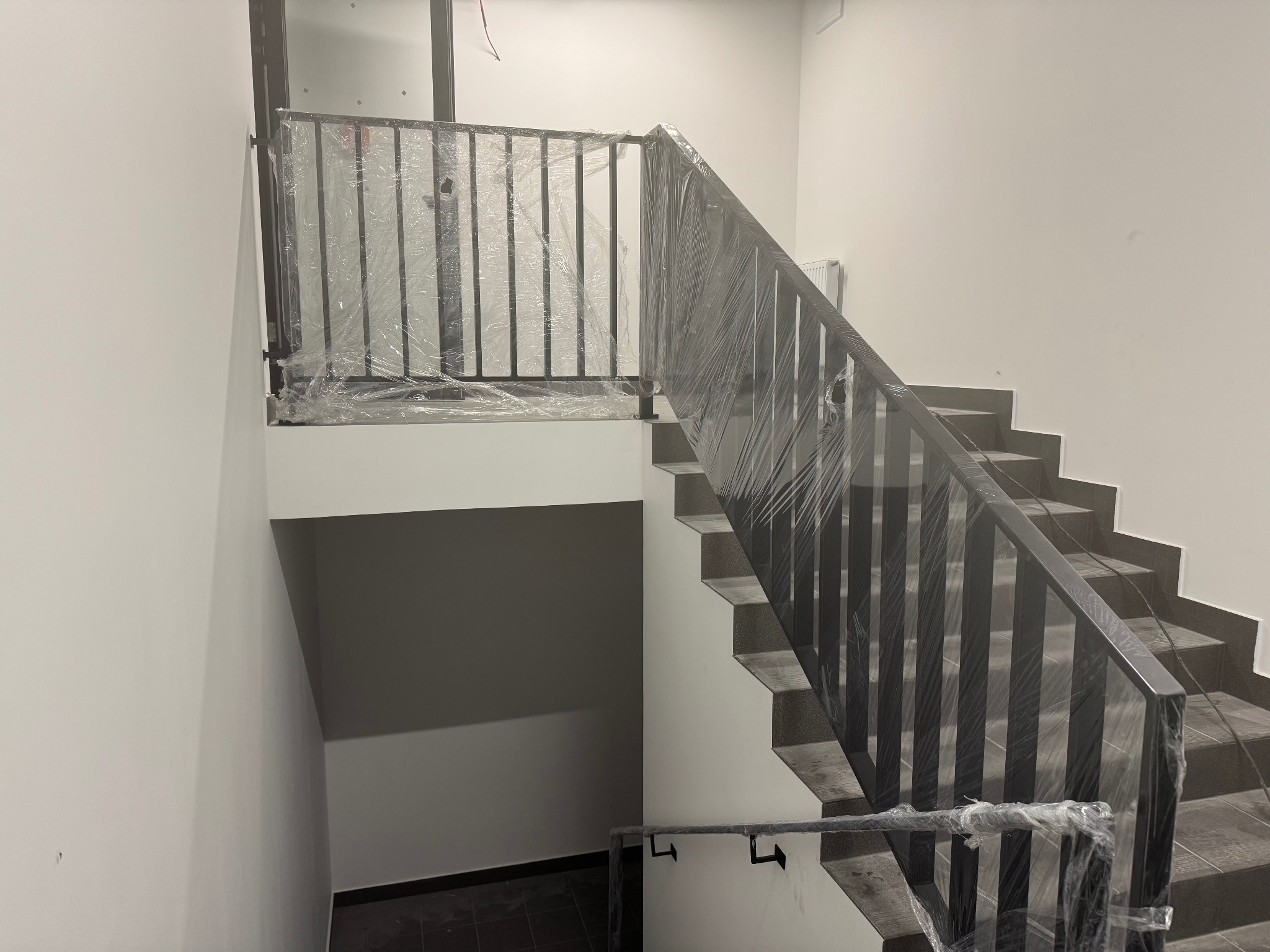 Balustrada do biura, oraz poręcz. Stal węglowa, lakierowana proszkowo.