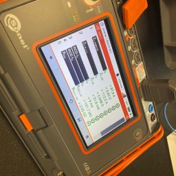 W KONTAKCIE ROBERT ANZORGE - Miernik Sonel MPT-540 z ekranem prezentującym wyniki pomiarów elektrycznych RCD, impedancji pętli zwarcia i rezystancji izolacji. Widoczne porty pomiarowe i złącza.