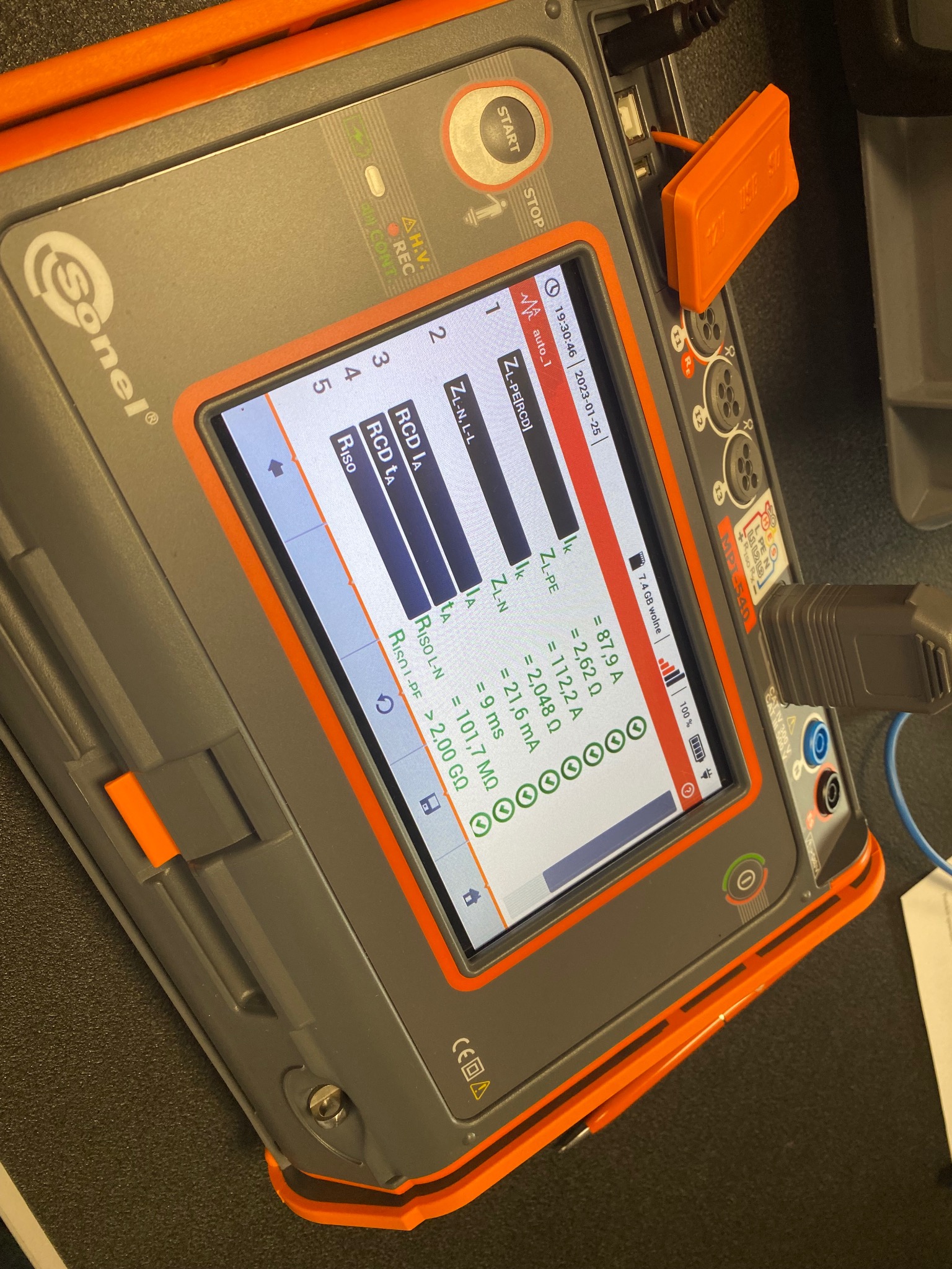 Miernik Sonel MPT-540 z ekranem prezentującym wyniki pomiarów elektrycznych RCD, impedancji pętli zwarcia i rezystancji izolacji. Widoczne porty pomiarowe i złącza.