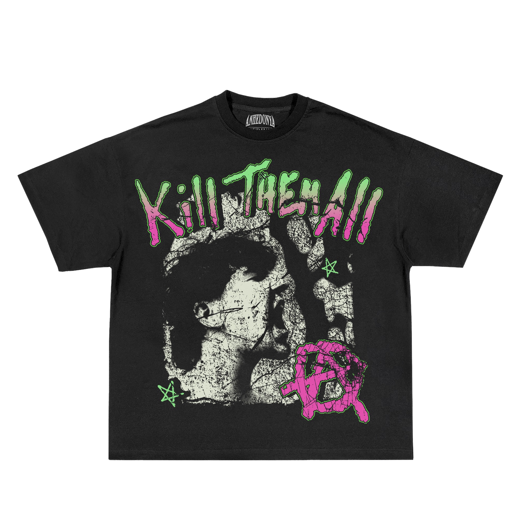 Czarna koszulka z nadrukiem w stylu grunge, zawierającym napis 'Kill Them All' w kolorach neonowej zieleni i różu, oraz stylizowany portret i symbol anarchii.