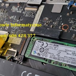 TSX - Wnętrze rozłożonego laptopa Lenovo Yoga z widoczną płytą główną, baterią i dyskiem SSD Samsung PM961 512GB NVMe. Na zdjęciu widoczne napisy 'Pogotowie Informatyczne' oraz numer telefonu.