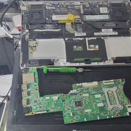 Naprawa laptopa HP - wymiana płyty głównej oraz wymiana baterii w Lenovo Yoga.