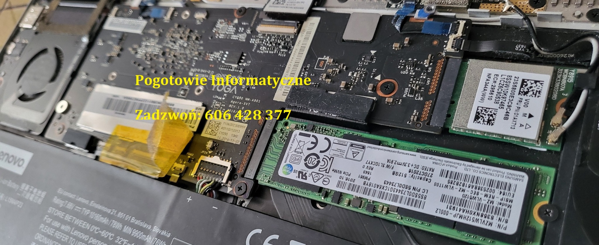 Wnętrze rozłożonego laptopa Lenovo Yoga z widoczną płytą główną, baterią i dyskiem SSD Samsung PM961 512GB NVMe. Na zdjęciu widoczne napisy 'Pogotowie Informatyczne' oraz numer telefonu.