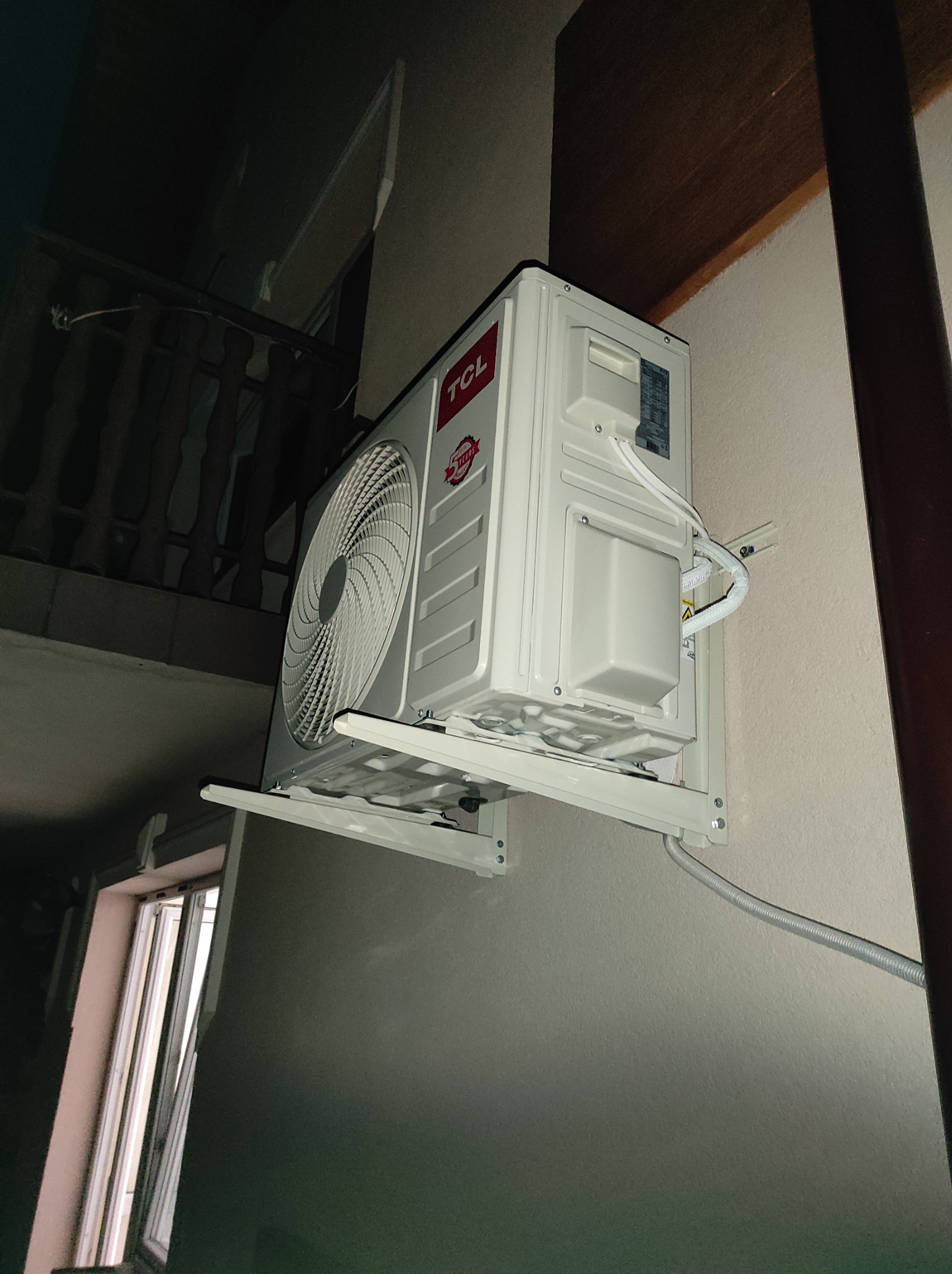 Klimatyzacja TCL 5 KW, jednostka zewnętrzna, montaż na ścianie budynku
