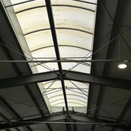 Czujniki dymu na hali produkcyjnej w szczycie dachu