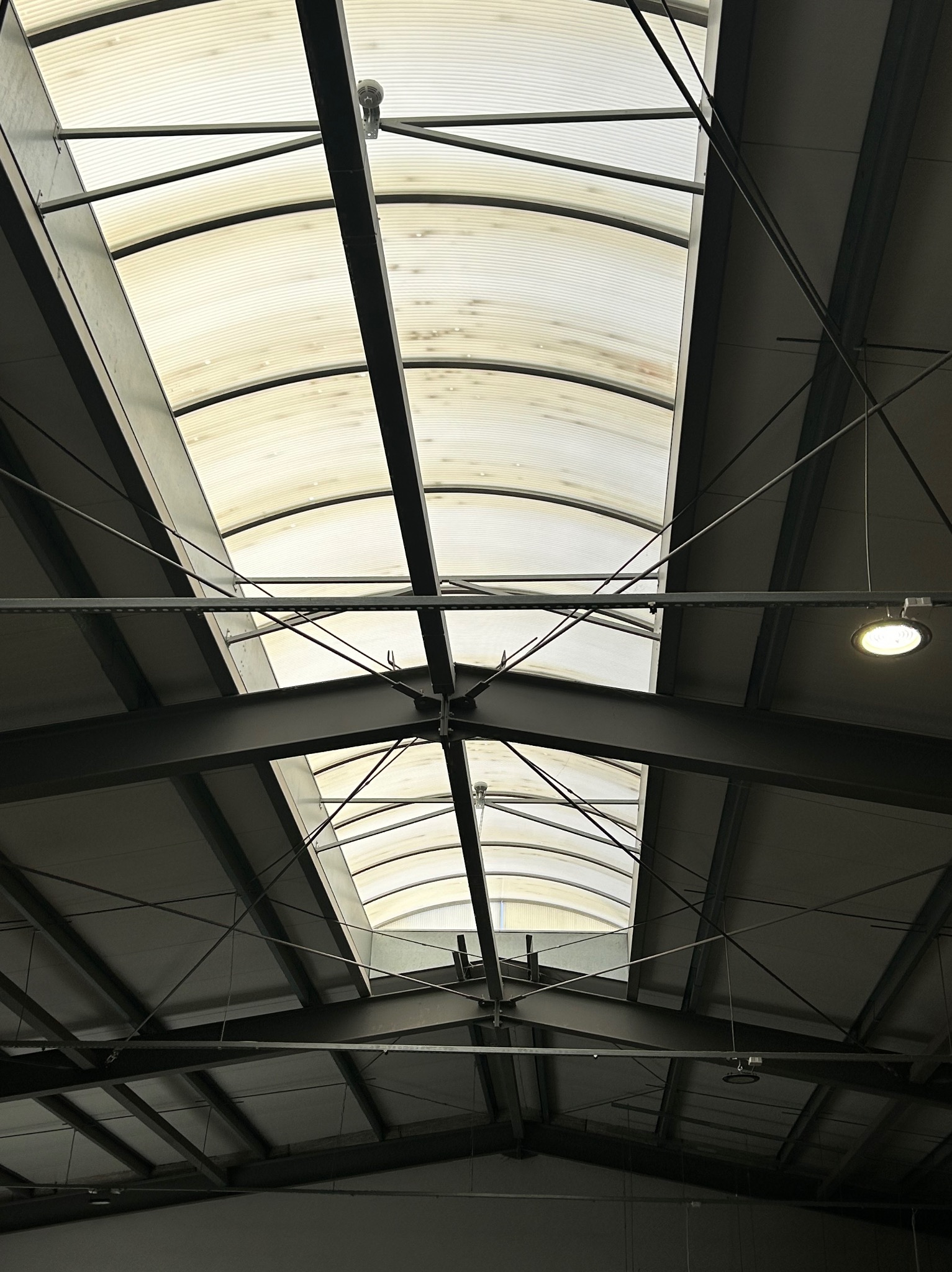 Czujniki dymu na hali produkcyjnej w szczycie dachu