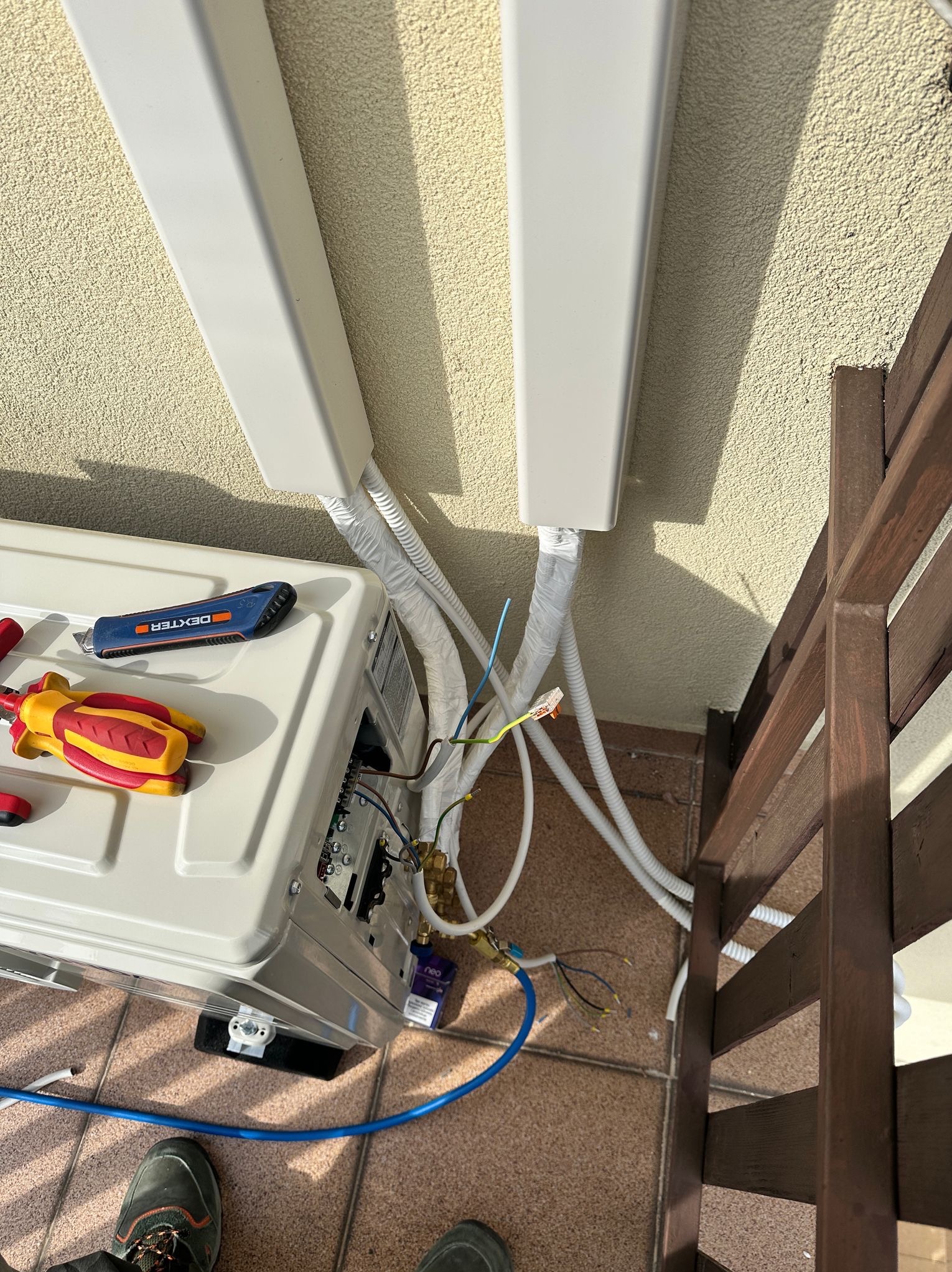 Montaż agregatu zewnętrznego multisplit u klienta.