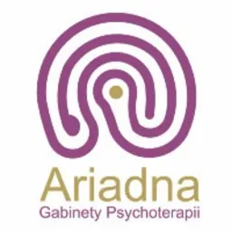 Logo Gabinetów Psychoterapii Ariadna: fioletowy labirynt w kształcie mózgu z złotym punktem w centrum, nad złotym napisem 'Ariadna' i mniejszym napisem 'Gabinety Psychoterapii'.