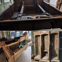 Czyszczenie Laserem - Drewniana konstrukcja z dekoracyjnymi elementami przed i po renowacji. Widoczne narzędzia i pozostałości po czyszczeniu na górnym zdjęciu. Na dolnych zdjęciach odrestaurowane konfesjonały...