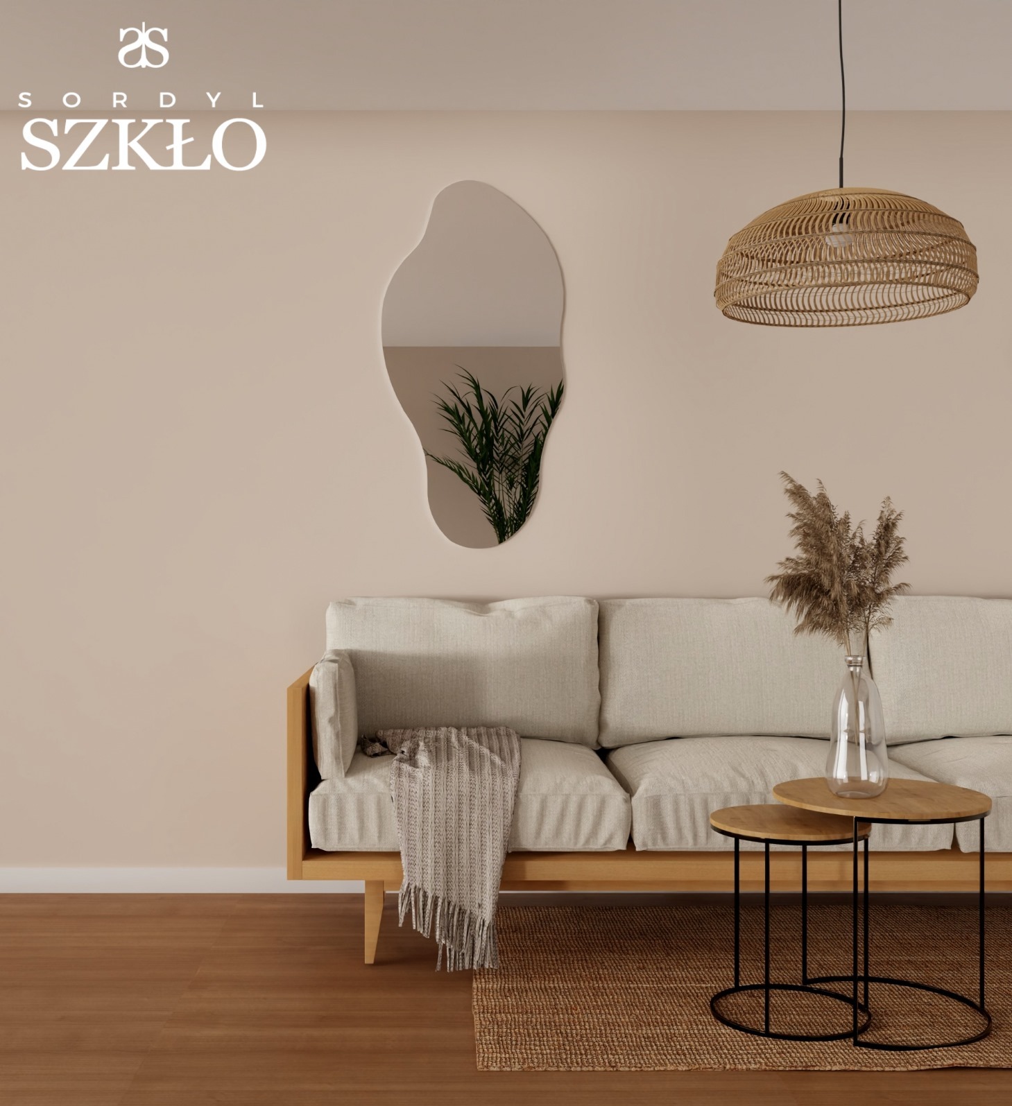 Beżowy salon z asymetrycznym lustrem na ścianie, odbijającym roślinę doniczkową, z rattanową lampą wiszącą i sofą z narzutą.
