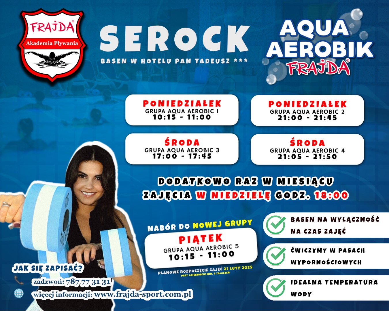 Uśmiechnięta kobieta trzymająca piankowe wałki do aqua aerobiku na tle grafiki z rozkładem zajęć aqua aerobiku w hotelu Pan Tadeusz, Serock, z logo Frajda Akademia Pływania.