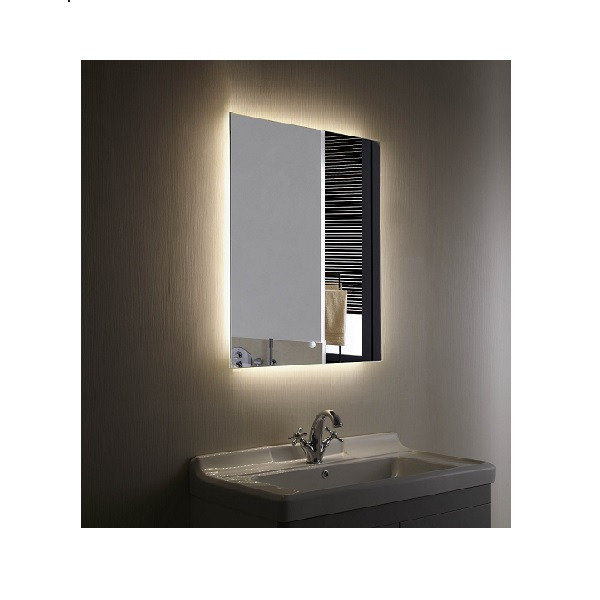 Nowoczesna łazienka z podświetlanym lustrem szafkowym nad umywalką z chromowaną baterią.