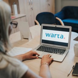 Klient ma do wyboru najwygodniejszą dla siebie formę kontaktu. Można odwiedzić nas w placówce w Markach przy ul. Piłsudskiego 143B, skontaktować się z nami telefonicznie pod numerem: 601 409 197 lub napisać na adres email: biuro@wartamarki.pl