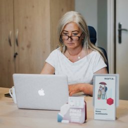 Każde działanie wykonywane przez firmę cechuje etyka i profesjonalizm. Zawsze staramy się dokładnie wsłuchać w potrzeby klientów i odpowiedzieć na nie najlepiej przygotowaną ofertą ubezpieczeniową. Zależy nam na tym, aby klient czuł się zaopiekowany.