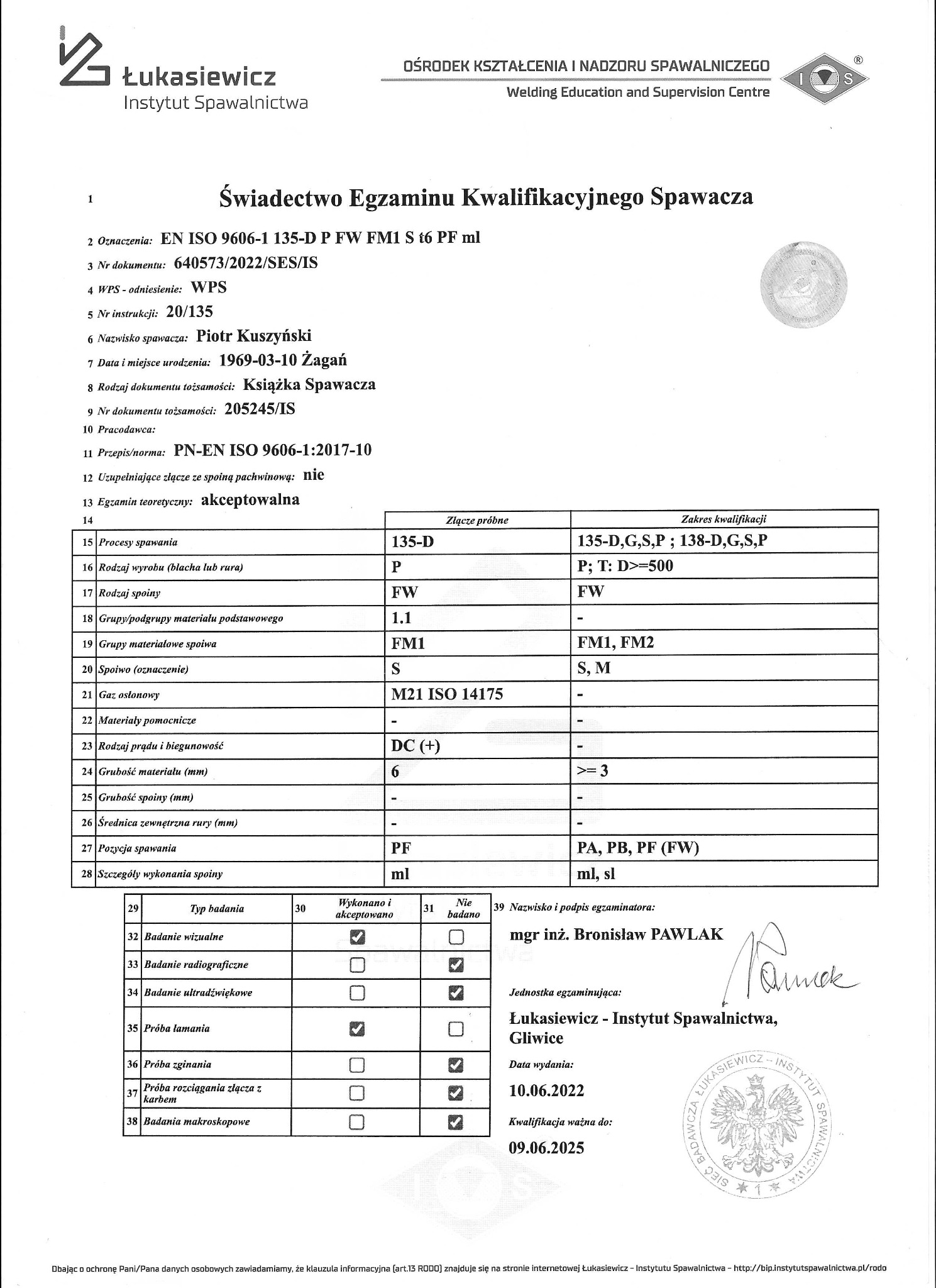 Skan świadectwa egzaminu kwalifikacyjnego spawacza, wydanego przez Instytut Spawalnictwa dla spawacza z Żagania, Piotra Kuszyńskiego, potwierdzającego jego uprawnienia.