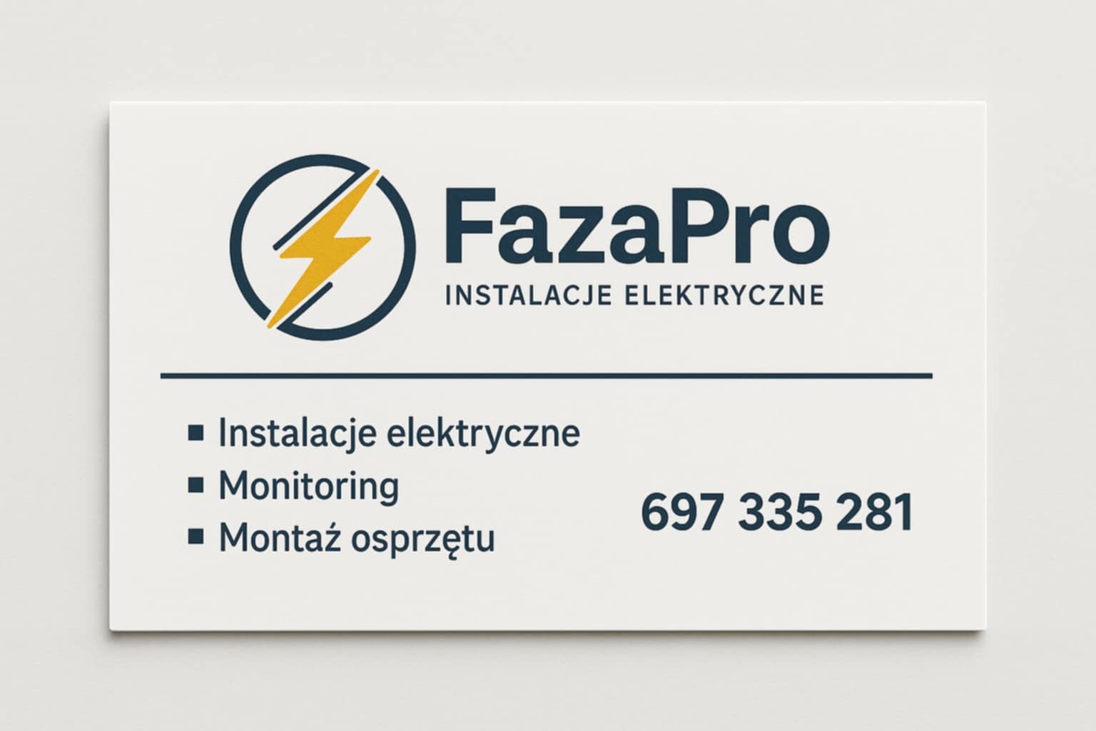 Wizytówka firmy FazaPro z logo błyskawicy, oferującej instalacje elektryczne, monitoring i montaż osprzętu. Kontakt: 697 335 281.