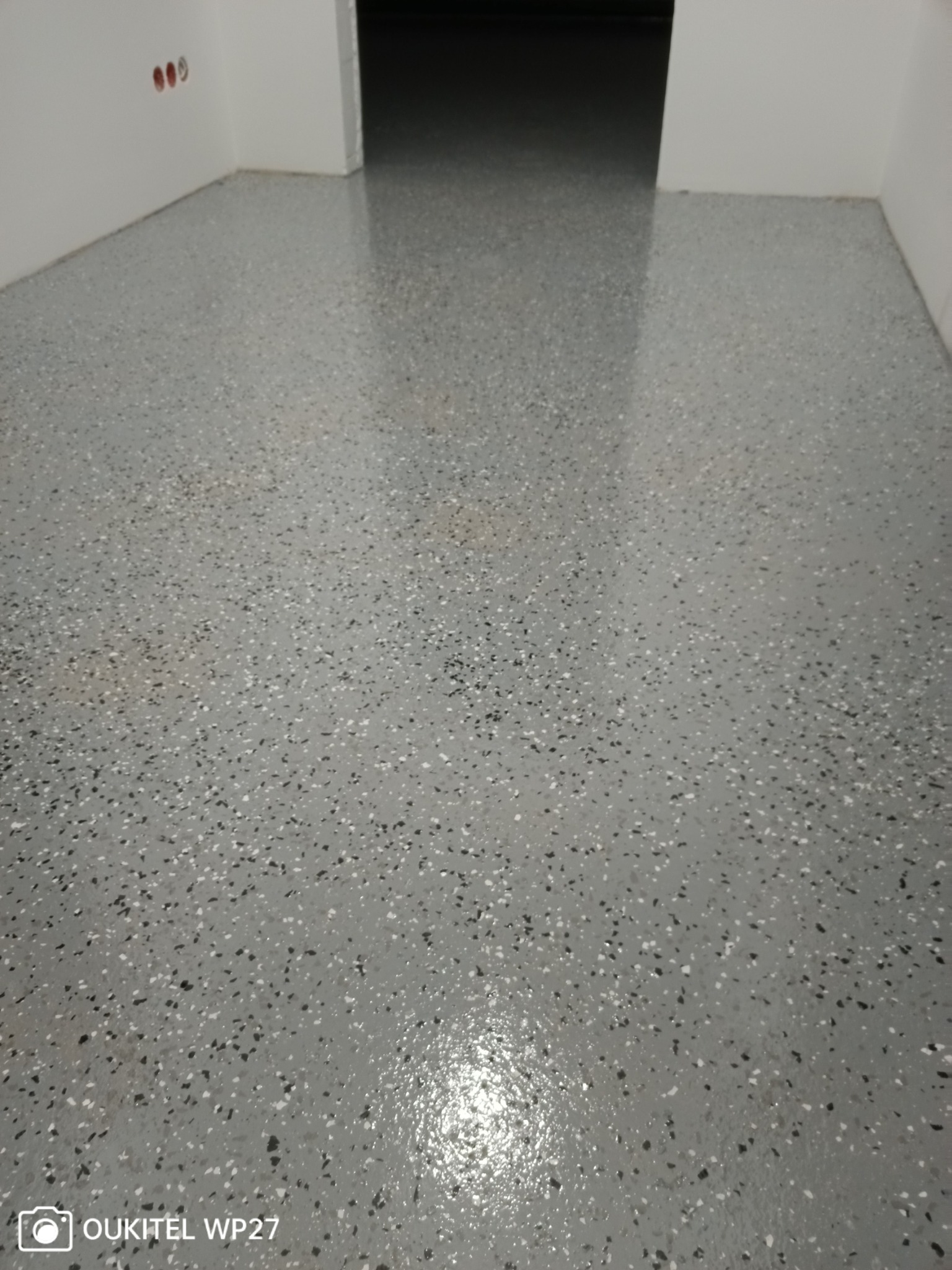 Podloga z zewica epoksydowa, z lakierem epoksydowym