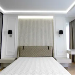 Nowoczesna sypialnia z łóżkiem z pikowanym zagłówkiem, czarnymi kinkietami i przesuwną szafą z ryflowanego szkła.