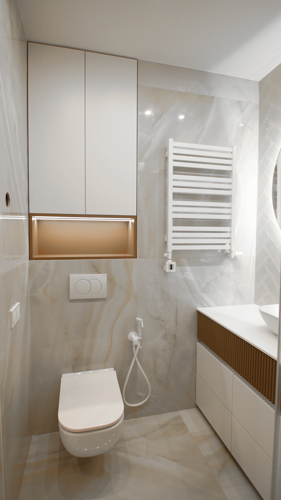 Nowoczesna łazienka z beżowymi marmurowymi płytkami, podwieszaną toaletą z bidetką, białymi szafkami wiszącymi z oświetloną wnęką i grzejnikiem drabinkowym