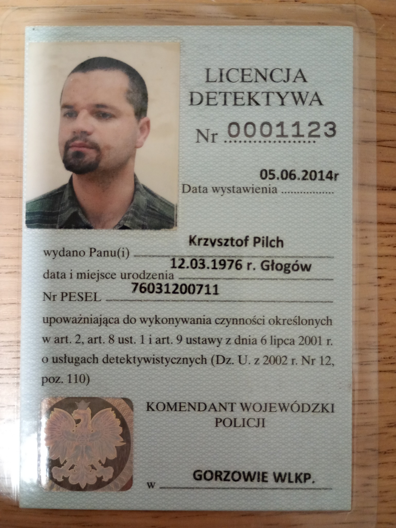 Skan licencji detektywa Krzysztofa Pilcha, wydanej 5 czerwca 2014 roku, zawierającej zdjęcie właściciela, numer PESEL i dane dotyczące uprawnień.