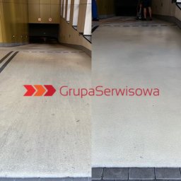 Grupa Serwisowa sp z o.o. - Porównanie stanu posadzki w garażu przed i po czyszczeniu. Po lewej widoczny brud, po prawej czysta powierzchnia. W tle widać pracownika z maszyną czyszczącą.