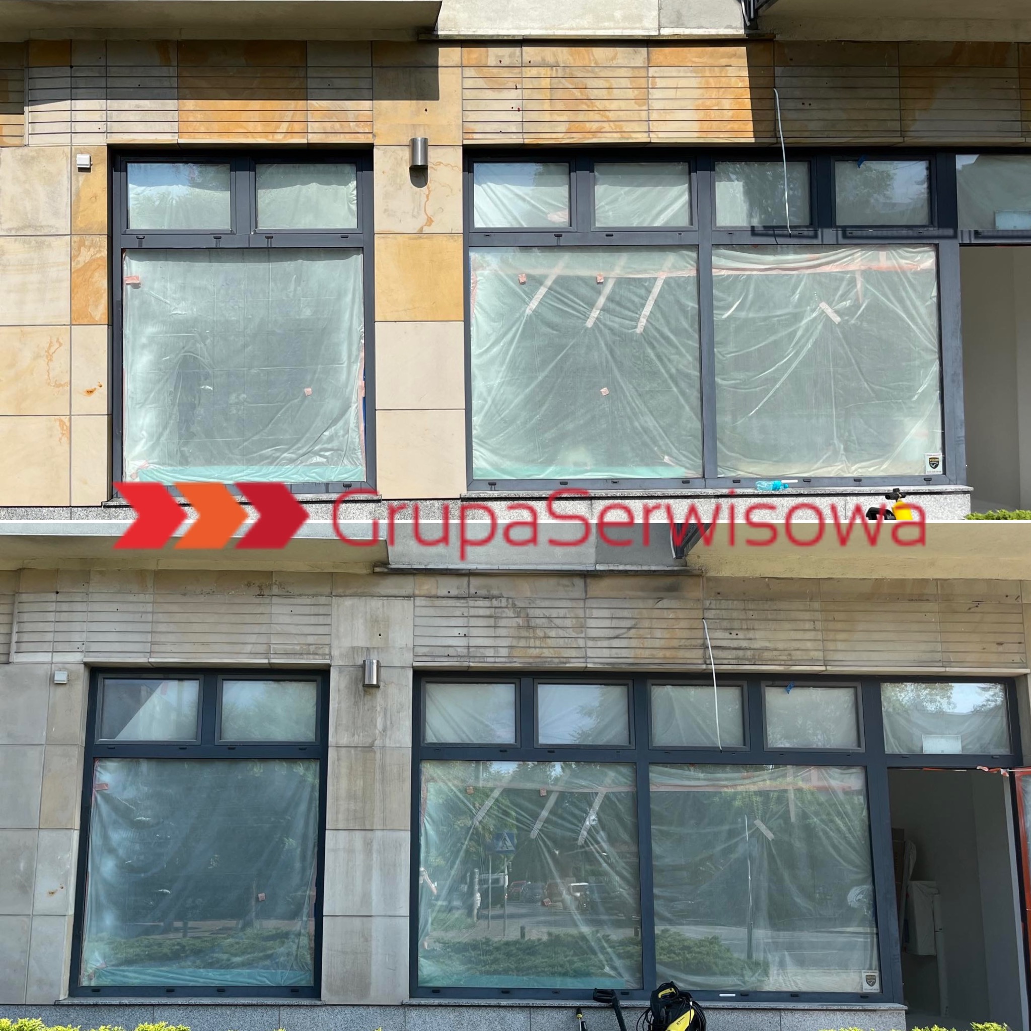 Elewacja budynku z oknami zabezpieczonymi folią przed myciem. Widoczne narzędzia i akcesoria do czyszczenia. Kamienna fasada w ciepłych odcieniach beżu i brązu.