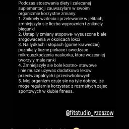 Izabela Zięba - Zrzut ekranu wiadomości tekstowej od Bożeny, opisującej pozytywne zmiany w organizmie po zastosowaniu diety i suplementacji, w tym ustąpienie wzdęć, problemów skórnych, bólu stawów oraz poprawę...