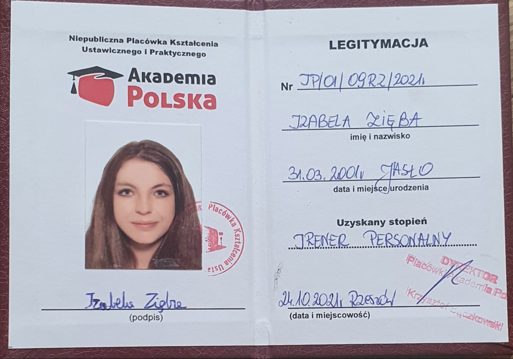 Otwarta legitymacja z wpisanym imieniem i nazwiskiem Izabela Zięba oraz uzyskanym stopniem Trener Personalny, wydana przez Akademię Polską.